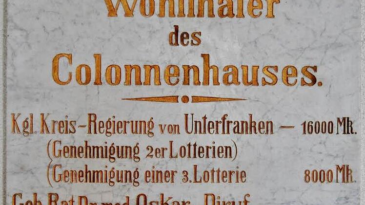 Gedenktafel zur Erinnerung an die Baufinanzierung des BRK-Bereitschaftshauses (Hartmannstraße) mit 24 000 Mark aus drei Lotterien sowie Spenden von Badearzt Geheimrat Oskar von Diruf (1824-1912) und dem in den USA reich gewordenen Unternehmer Anton Kliegl (1872-1927)