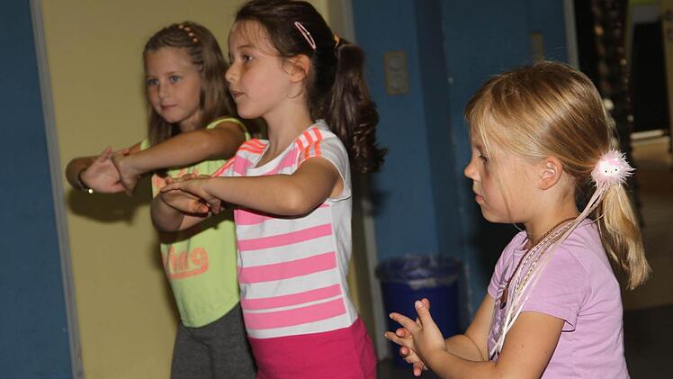 Gar nicht so einfach: Doch nach ein paar Wiederholungen klappen die Schritte schon ganz gut. Foto: Gerda Völk