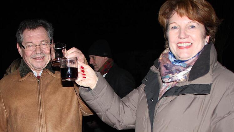 Sie trotzten der Kälte: Bürgermeisterin Brigitte Meyerdierks und Hans Rohrmüller, Vorsitzender des Forums, bei der Spontanparty. Fotos: Ulrike Müller