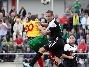 Vollen Einsatz zeigte der Sander Kapitän Daniel Rinbergas (Mitte) im Hinspiel gegen den Bamberger Sebastian Fleischmann (links), und das dürfte am Samstag nicht anders aussehen. Rechts Florian Pickel vom FC Sand.