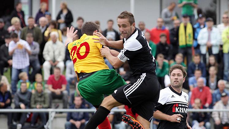 Vollen Einsatz zeigte der Sander Kapitän Daniel Rinbergas (Mitte) im Hinspiel gegen den Bamberger Sebastian Fleischmann (links), und das dürfte am Samstag nicht anders aussehen. Rechts Florian Pickel vom FC Sand.