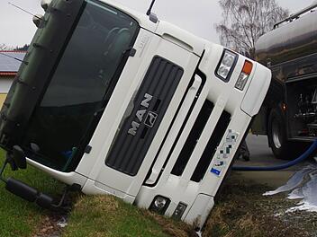 Bei Glosberg ist ein Milchtransporter in den Straßengraben gekippt. Foto: Marco Meißner