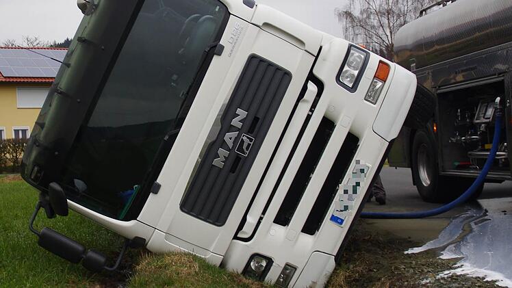 Bei Glosberg ist ein Milchtransporter in den Straßengraben gekippt. Foto: Marco Meißner