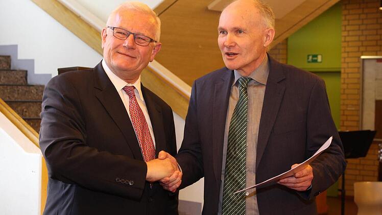 Edmund Neubauer überreichte eine Urkunde von Kultusminister Ludwig Spaenle. Foto: Lisa Kieslinger