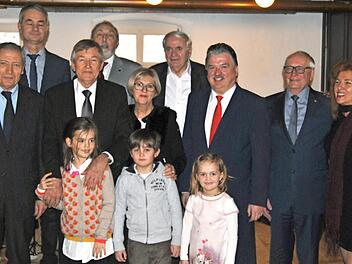 2000 Euro konnte Hartmut Schuberth (Dritter von links) anlässlich seines 70. Geburtstags für die One World Secondary School in Tansania spenden. Foto: privat