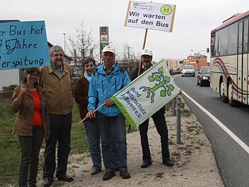 Jedes Jahr (hier 2013) demonstrierten Mitglieder des Bundes Naturschutz für die Einrichtung einer Bushaltestelle. Foto: Sänger (Archiv)