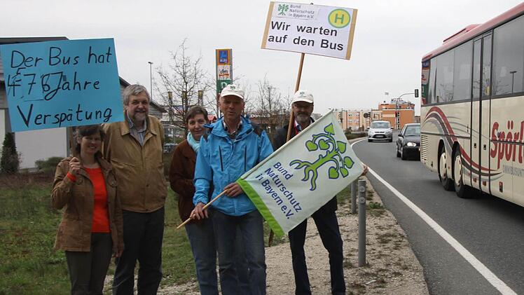 Jedes Jahr (hier 2013) demonstrierten Mitglieder des Bundes Naturschutz für die Einrichtung einer Bushaltestelle. Foto: Sänger (Archiv)