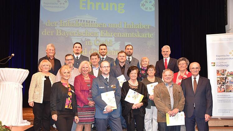 Aus den Reihen von THW, Kirchen, Vereinen und der Jugendarbeit erfuhren diese Frauen und Männer eine besondere Wertschätzung beim Ehrenabend in der Stadthalle in Haßfurt.