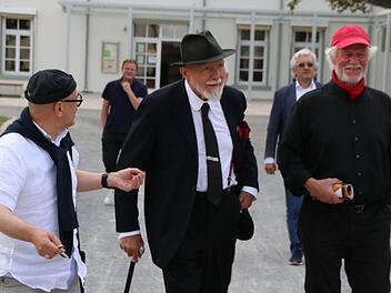 Thomas Pfarr von der Galerie Pfarr im Heimatspielhaus (links) im Gespräch mit Markus Lüpertz (Mitte) und Architekt Ulrich Zühlke auf dem Rindhof Maria Bildhausen. Eine Ausstellung mit Werken von Lüpertz ist im Gespräch.  Fotos: Thomas Malz