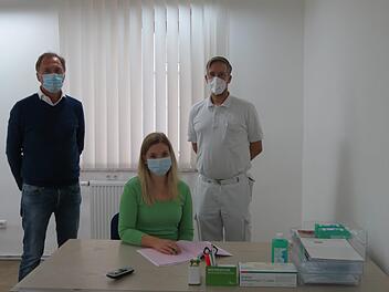 Noch sind die neuen Räume nicht komplett eingerichtet, aber das wird schnell der Fall sein. Das Bild zeigt (von links) Vermieter Otto Brand, Arzt Markus Holleber und Mitarbeiterin Hannah Beck. Foto: Doris Bauer