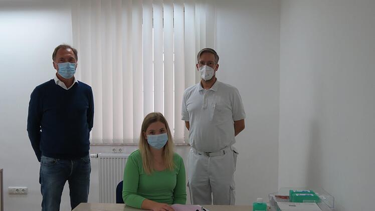 Noch sind die neuen Räume nicht komplett eingerichtet, aber das wird schnell der Fall sein. Das Bild zeigt (von links) Vermieter Otto Brand, Arzt Markus Holleber und Mitarbeiterin Hannah Beck. Foto: Doris Bauer