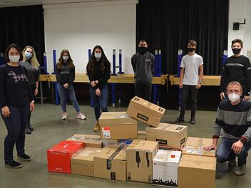 16  Spendenboxen  &uuml;bergaben  Sch&uuml;ler und Lehrer der Staatlichen Realschule Bad Br&uuml;ckenau den Johannitern: (von links): Ines  Pollithy (Verbindungslehrerin), eine Fahrerin der Spedition,  Hannah Kast (Klassensprecherin),  Erika Steile (Klassensprecherin), ein Fahrer der Spedition,  Paul Statt (Sch&uuml;lersprecher), Tristen Kleinheinz (Sch&uuml;lersprecher) und Markus Hammerl (Verbindungslehrer). Foto: Sophia Brixel