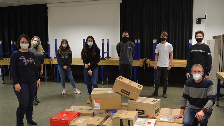 16  Spendenboxen  übergaben  Schüler und Lehrer der Staatlichen Realschule Bad Brückenau den Johannitern: (von links): Ines  Pollithy (Verbindungslehrerin), eine Fahrerin der Spedition,  Hannah Kast (Klassensprecherin),  Erika Steile (Klassensprecherin), ein Fahrer der Spedition,  Paul Statt (Schülersprecher), Tristen Kleinheinz (Schülersprecher) und Markus Hammerl (Verbindungslehrer). Foto: Sophia Brixel