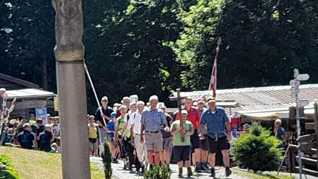 Die Wallfahrt von Oberthulba zum Kreuzberg war heuer eine besondere. Nicht nur, weil es zwei Jahre lang keine gab, sondern auch weil sie vom Mai in den August verschoben wurde. Die Hitze war eine besondere Herausforderung für alle.