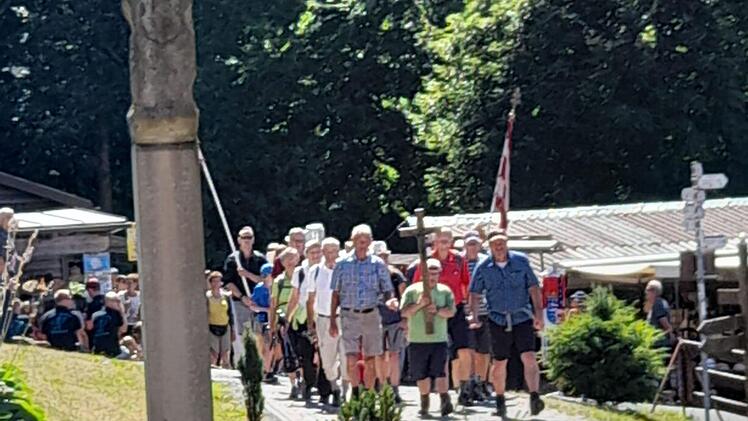 Die Wallfahrt von Oberthulba zum Kreuzberg war heuer eine besondere. Nicht nur, weil es zwei Jahre lang keine gab, sondern auch weil sie vom Mai in den August verschoben wurde. Die Hitze war eine besondere Herausforderung für alle.