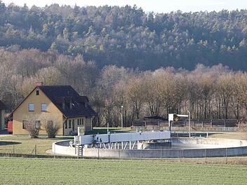 Das Reinigen von Abwasser ist energieaufwendig. Das ist auch in der Kläranlage des Abwasserzweckerverbandes "Obere Lauer" der Fall. Solarenergie soll helfen, die hohen Energiekosten langfristig zu senken. Foto: Archiv/Dieter Britz