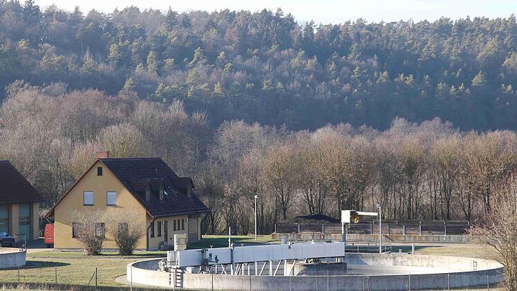 Das Reinigen von Abwasser ist energieaufwendig. Das ist auch in der Kläranlage des Abwasserzweckerverbandes "Obere Lauer" der Fall. Solarenergie soll helfen, die hohen Energiekosten langfristig zu senken. Foto: Archiv/Dieter Britz