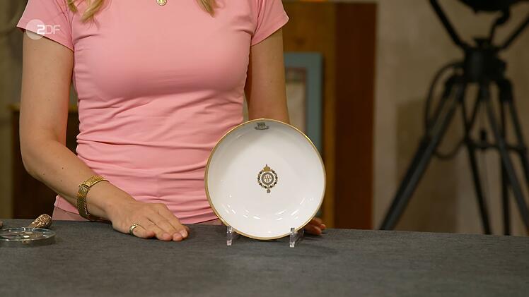 Der Porzellansuppenteller von KPM aus dem Jahr 1909 stammte von der Yacht "SMY Hohenzollern" von Kaiser Wilhelm II. und hatte einen Wert von 400 bis 500 Euro. Christian Vechtel bezahlte sogar 510 Euro.