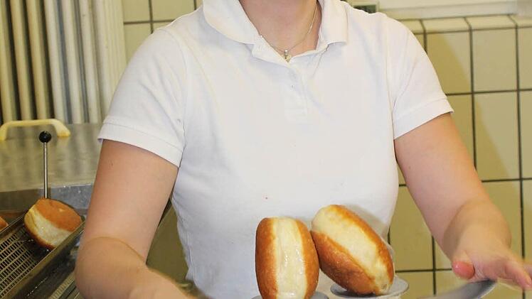 So kommt die Marmelade in den Krapfen.