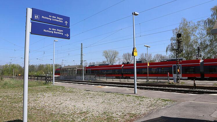Zu- und Ausstiegsmöglichkeiten gibt es später nur noch über einen einzigen, den Mittelbahnsteig.
