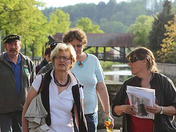 Mit Stadtführerin Rosi Ross (ganz rechts) unterwegs entlang der Kronach - auf den Spuren der Flößer Fotos: n Koch