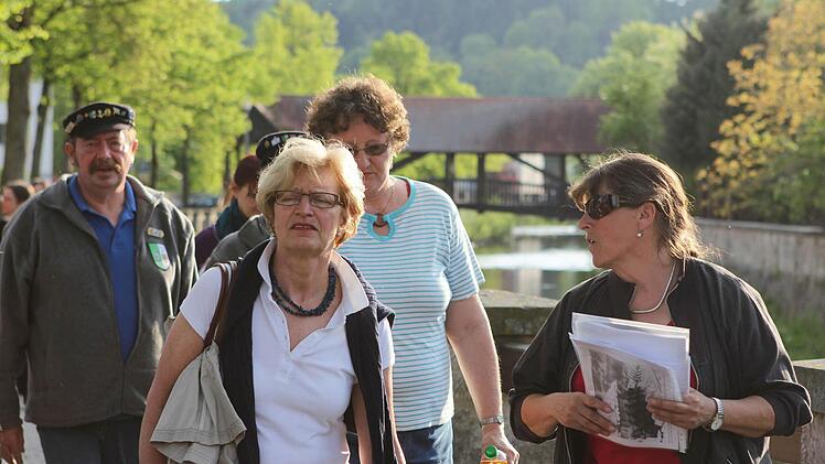 Mit Stadtführerin Rosi Ross (ganz rechts) unterwegs entlang der Kronach - auf den Spuren der Flößer Fotos: n Koch