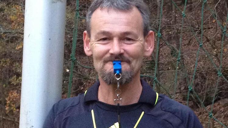 Ist nach einer Stammzellen-Entnahme wieder im Dienst: Schiedsrichter Jürgen Büttner. Foto: Christian Beck