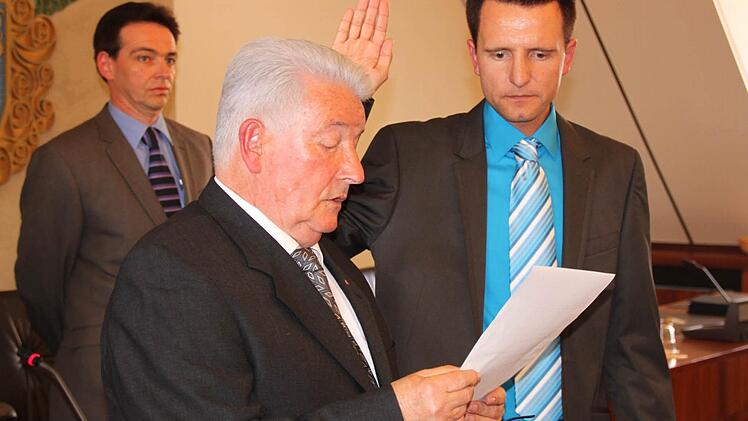 Der älteste Stadtrat, Winfried Weinbeer, vereidigte den neuen Bürgermeister Andreas Hügerich.