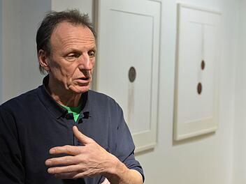 Bernd Wagenhäuser vor seiner Serie "Eisen und Erdpech"  Foto: R. Rinklef