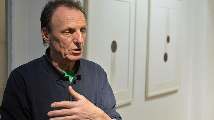 Bernd Wagenhäuser vor seiner Serie "Eisen und Erdpech"  Foto: R. Rinklef