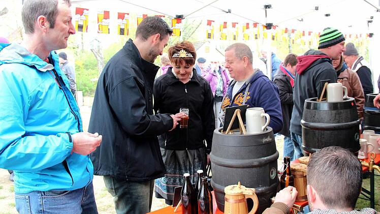 Bierkönigin Doris I. verkostete diverse Biersorten. Foto: Johann Blum