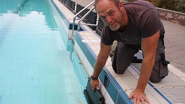 Stellvertretender Betriebsleiter Bernd Riep macht die Becken winterfest. Plastikpolster am Rand sch&uuml;tzen die Flie&szlig;en vor Eissch&auml;den.  Foto: Benedikt Borst