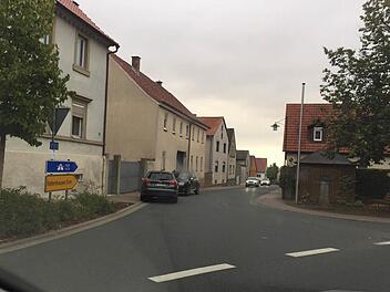 Eng geht es oft an der Kreuzung St.-Martin-Straße / Rosenstraße in Eltingshausen zu. Vor allem für Lkw wird es eng, wenn im Bereich Fahrzeuge parken. Foto: Stefan Geiger