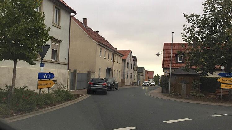 Eng geht es oft an der Kreuzung St.-Martin-Straße / Rosenstraße in Eltingshausen zu. Vor allem für Lkw wird es eng, wenn im Bereich Fahrzeuge parken. Foto: Stefan Geiger