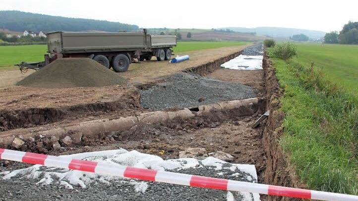 Pünktlich nach der Saison des Wiesenknopf-Ameisenbläulings am 4. Oktober haben die Arbeiten einer Altensteiner Baufirma zum Bau einer Bahnlinien-Tangente für Landwirte zwischen Treinfeld und Lind begonnen.