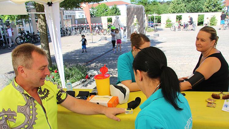 Die Sauerstoffs&auml;ttigung und den Blutdruck konnten sich die Teilnehmer vor dem Start &uuml;berpr&uuml;fen lassen.