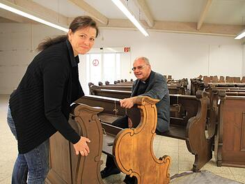 Restauratorin Anja Fuchs und Dekan Kilian Kemmer sind sich einig: Die Kirchenbänke behalten ihren dunklen Farbton. Die probeweise abgeschliffene Seitenwand passt nicht in die Höchstadter Stadtpfarrkirche. Links eine Bank, nach ihrer "Veredelung".  Foto: Andreas Dorsch