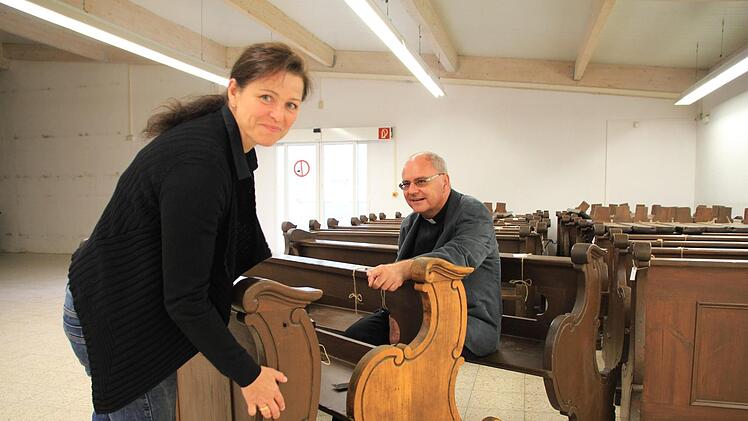 Restauratorin Anja Fuchs und Dekan Kilian Kemmer sind sich einig: Die Kirchenbänke behalten ihren dunklen Farbton. Die probeweise abgeschliffene Seitenwand passt nicht in die Höchstadter Stadtpfarrkirche. Links eine Bank, nach ihrer "Veredelung".  Foto: Andreas Dorsch