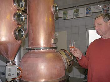 Immer die Qualität im Blick: Herbert Schulz hat 1995 in Neuses an den Eichen mit der Herstellung von Obstbränden begonnen. Inzwischen hat er aber auch Geschmack am Whisky gefunden. Foto: Berthold Köhler