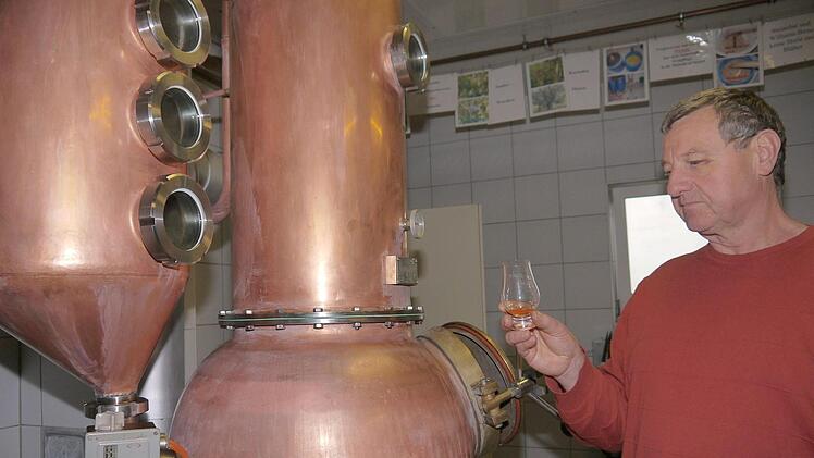 Immer die Qualität im Blick: Herbert Schulz hat 1995 in Neuses an den Eichen mit der Herstellung von Obstbränden begonnen. Inzwischen hat er aber auch Geschmack am Whisky gefunden. Foto: Berthold Köhler