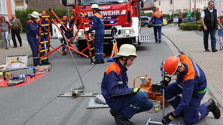 Mit einer Schauübung beweist die Jugendfeuerwehr ihre Einsatzbereitschaft.