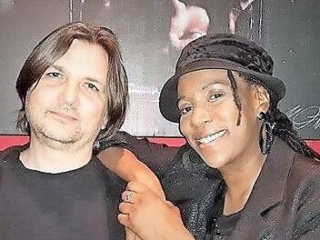Roger Sitter unterstützt Felicia Peters mit der Gitarre. Foto: privat
