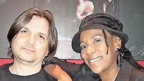 Roger Sitter unterst&uuml;tzt Felicia Peters mit der Gitarre. Foto: privat