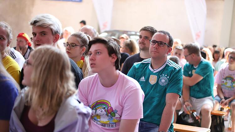 Von der frühen Anstoßzeit ließen sich die Zuschauer nicht abschrecken. Sie sorgten erneut für eine "volle Hütte" in der Kühnlenzpassage. Foto: Marian Hamacher