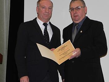 Wenn einer eine Auszeichnung verdient hat, dann ist er es: Helmut Zirnsak (rechts). BLSV-Kreisvorsitzender Gerald Makowski (links) würdigte den "Rapid"-Vorsitzenden Helmut Zirnsak mit der Verdienstnadel in Gold mit großem Kranz. Es ist die zweithöchsten Auszeichnung des BLSV, für die insgesamt  30-jährige Vorstandstätigkeit des SV-Rapid-Vorsitzenden.Günther Geiling