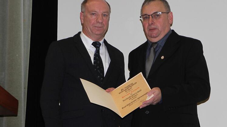 Wenn einer eine Auszeichnung verdient hat, dann ist er es: Helmut Zirnsak (rechts). BLSV-Kreisvorsitzender Gerald Makowski (links) würdigte den "Rapid"-Vorsitzenden Helmut Zirnsak mit der Verdienstnadel in Gold mit großem Kranz. Es ist die zweithöchsten Auszeichnung des BLSV, für die insgesamt  30-jährige Vorstandstätigkeit des SV-Rapid-Vorsitzenden.Günther Geiling