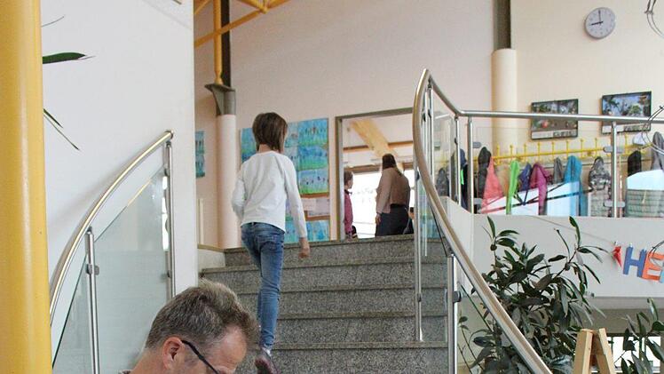 Am Ende der Vorlesestunde gab Fabian Lenk Autogramme an Schüler und Lehrer. Foto: Julia Raab