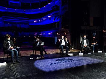 Politik und Kunst symbolisch vereint (vorne von links). Coburgs designierter GMD Daniel Carter, Coburgs frisch gekürter Oberbürgermeister Dominik Sauerteig, Intendant Bernhard F. Loges und Kaufmännischer Direktor Fritz Frömming bei der Vorstellung des vorläufigen neuen Spielplans für das Landestheater Coburg.Foto: Jochen Berger