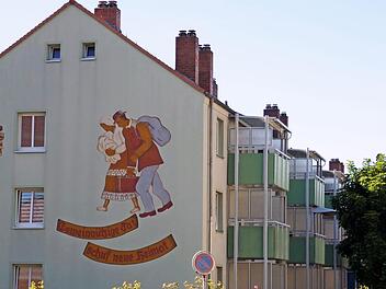 Sgraffit von Michael Biebl auf der Fassade des Hauses an der Einmündung der Kant- in die Bammersdorfer Straße mit dem Spruch "Gemeinnützige Tat schuf neue Heimat". Foto: Manfred Franze