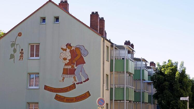 Sgraffit von Michael Biebl auf der Fassade des Hauses an der Einmündung der Kant- in die Bammersdorfer Straße mit dem Spruch "Gemeinnützige Tat schuf neue Heimat". Foto: Manfred Franze